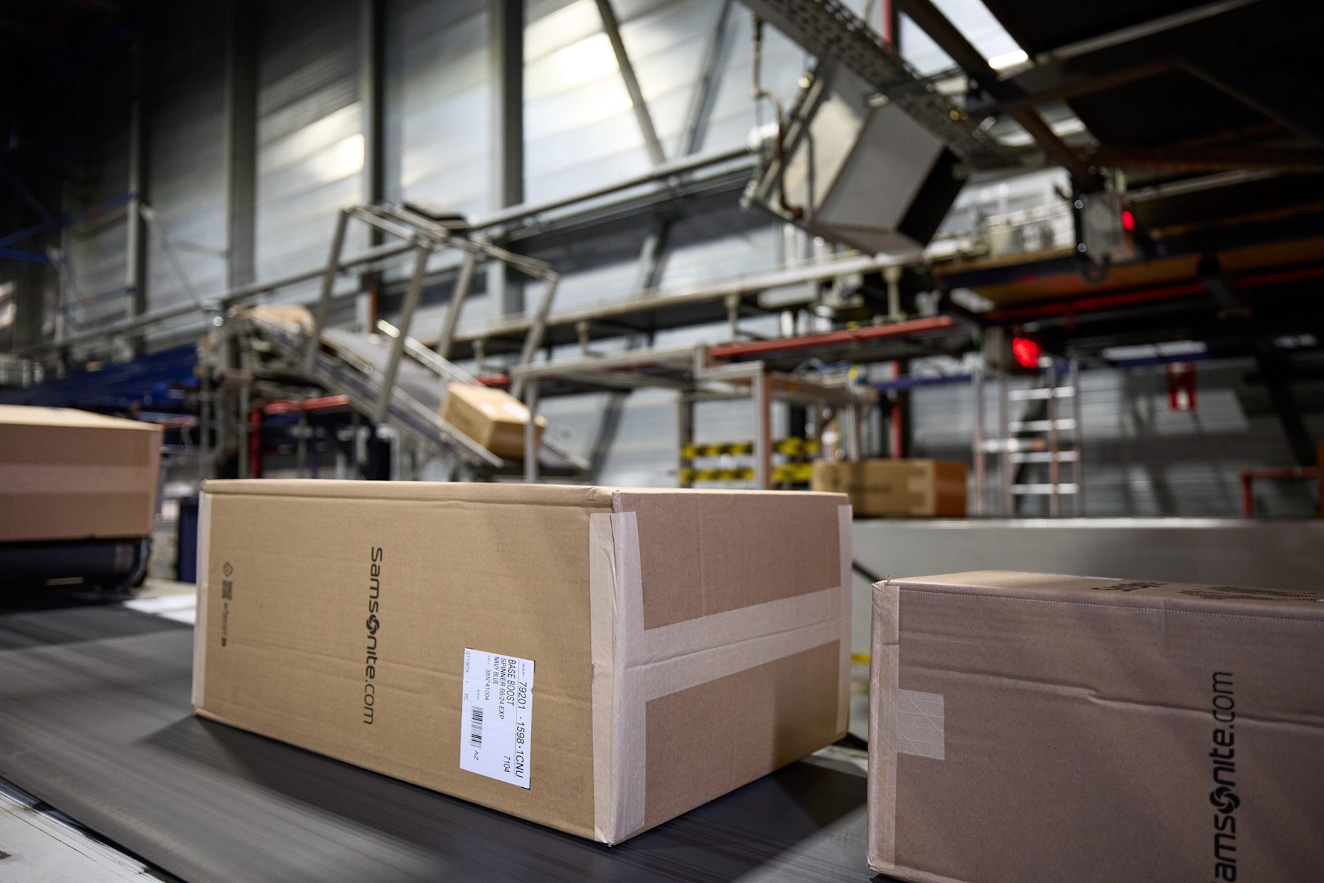 Cartons sur le convoyeur du centre de distribution de Samsonite