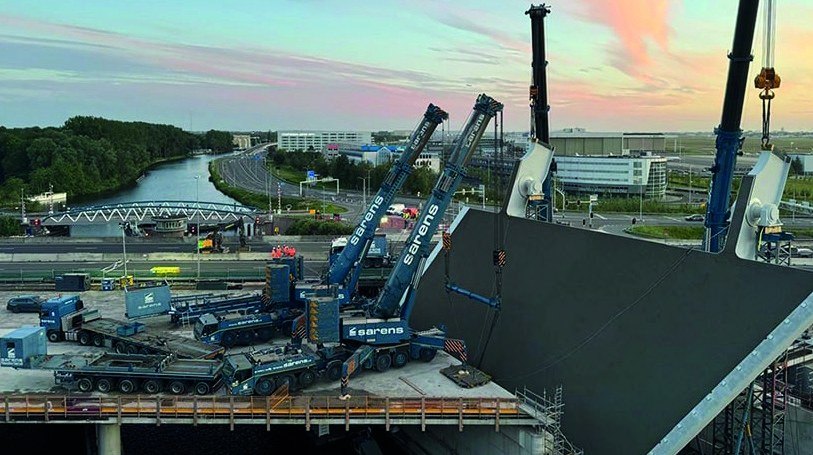 Kranen van Sarens bij het inhijsen van een brugdeel