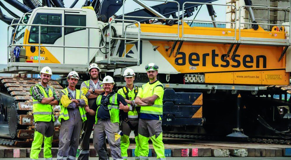 Team van Aertssen voor een rupskraan